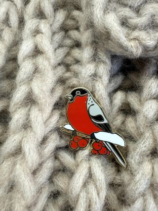 Zachumlejte si zimního ptáčka do své oblíbené šály. 🐦❄️ Už je čas. 🙌 Brož s ptáčkem hýlem z kolekce Zimní krajina najdete...