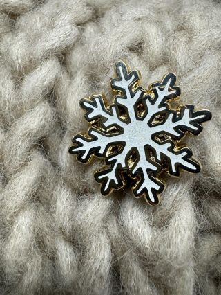 Pin Vločka, který patří k něžné a křehké kolekci Ozdoby. ❄️ A ano, třpytí se! ✨ Je hezky balená, takže se hodí i jako...
