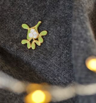 Copak jmelí, ale jmelí! 😃 Brož/pin Jmelí. Je součástí stejnojmenné vánoční kolekce. Najdete ho v e-shopu v sekci 🎄VÁNOCE...