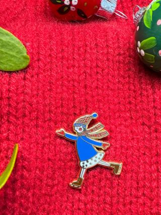 Říkáme jí Sáblíková. 😍 Tahle brož s bruslařkou je ve skutečnosti velmi jemná a drobná, nevím, jestli jí obří detailní...