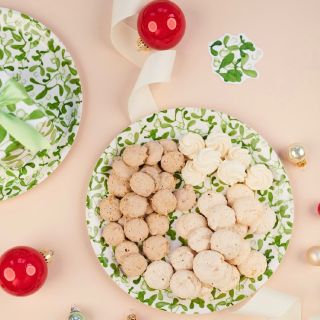 Už brzy! ✨🎄😍 A tyhle tácky se vzorem Jmelí, které jsem malovala, máme ještě skladem. Březová překližka, lamino, výroba ve...